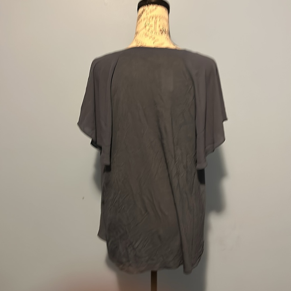 Shirt sleeved blouse. - Picture 3 of 8